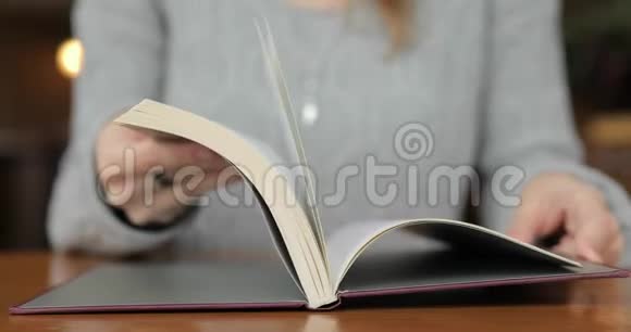 书中的人翻页视频的预览图