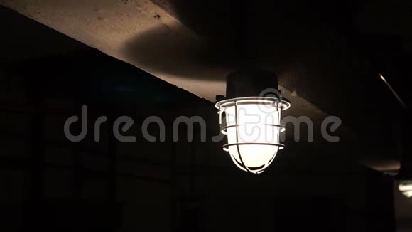 旧灯泡光明与黑暗视频的预览图