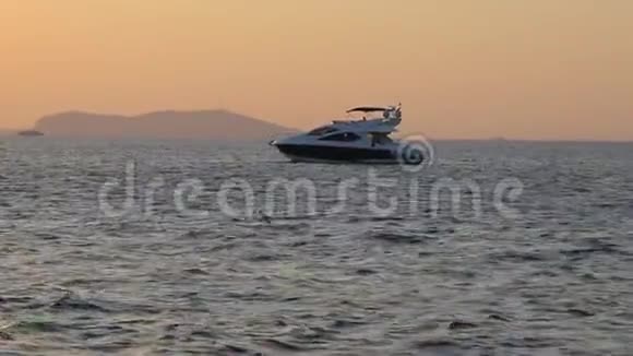 日落时豪华游艇视频的预览图