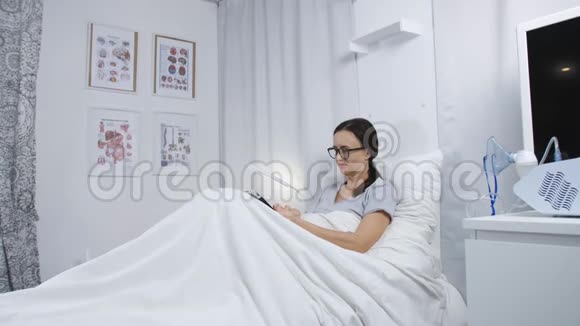病人躺在医院病房的床上使用药片视频的预览图