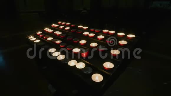 在黑暗的教堂里点燃蜡烛视频的预览图