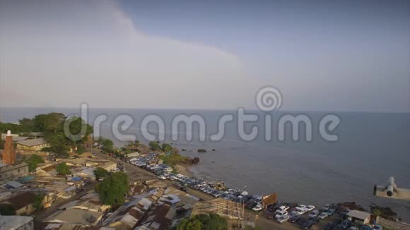从科纳克里的陆地上看到空中海岸线视频的预览图