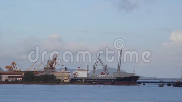 科纳克里港装船码头视图视频的预览图