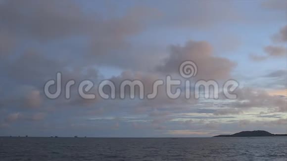 几内亚科纳克里海岸日落时的海景视频的预览图