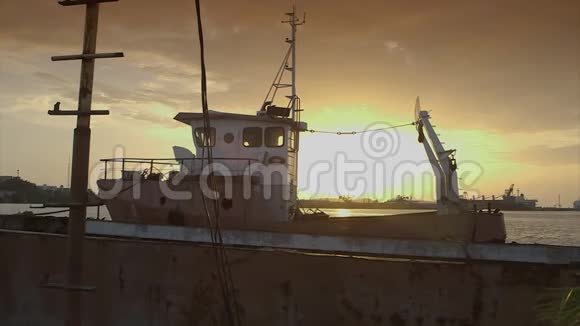 几内亚科纳克里港码头被忽视的船只视频的预览图