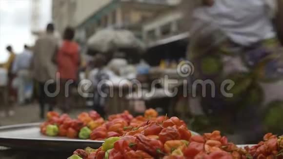 在繁忙的市场上出售甜辣椒科纳克里视频的预览图