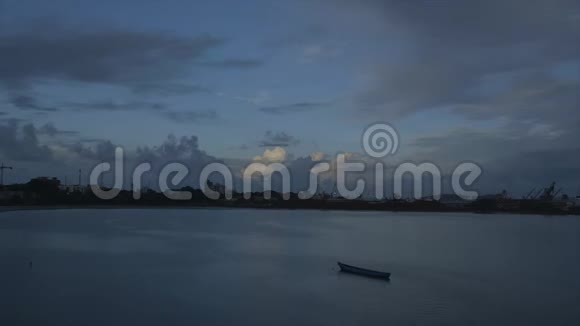 科纳克里港的快速多云日落景色视频的预览图