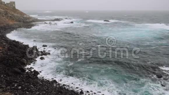 大西洋的巨浪海浪在桑托安托岛岩石海岸线上翻滚佛得角视频的预览图