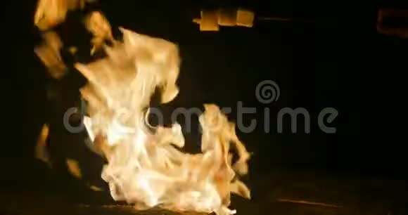 人烤棉花糖上火视频的预览图