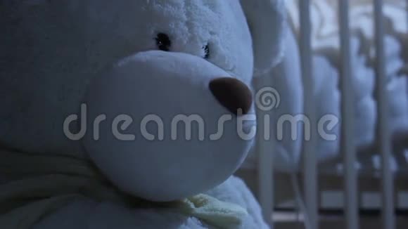 后台婴儿床特写玩具熊套装视频的预览图