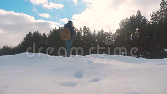 概念导航冬天人们用手指着旁边的方向在森林旁边的雪中指示慢动作视频视频的预览图
