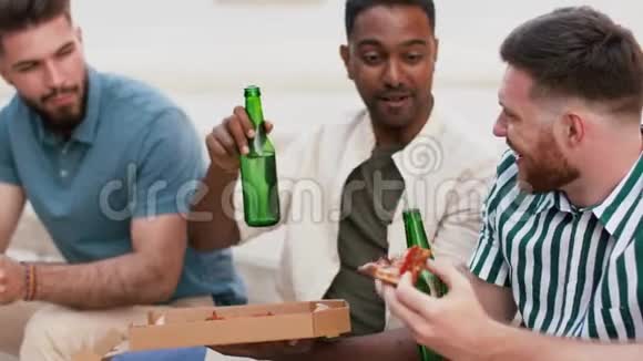 在屋顶吃披萨和啤酒的男性朋友视频的预览图