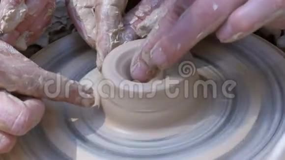 波特他的手在陶工车轮上用粘土工作视频的预览图