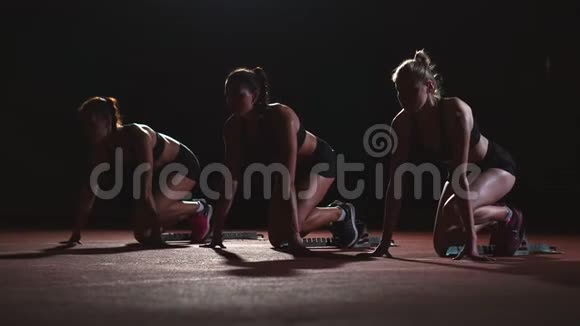 三名女运动员开始准备比赛并开始在跑步机上视频的预览图
