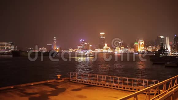 上海2018年3月19日晚上看浦东堤岸灯火辉煌的旅游船在黄浦江航行视频的预览图