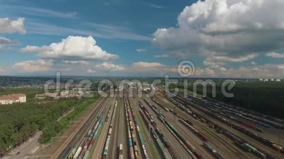 货运列车在火车站交通枢纽的鸟瞰图视频的预览图