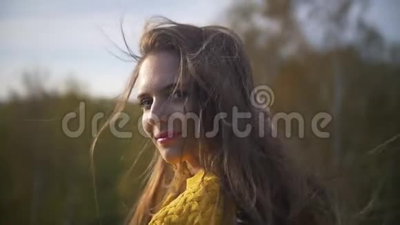 日落时红唇黄袄的美女画像视频的预览图