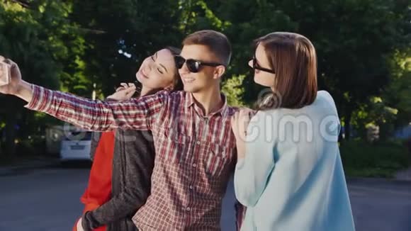 一组年轻的时髦太阳镜自拍视频的预览图