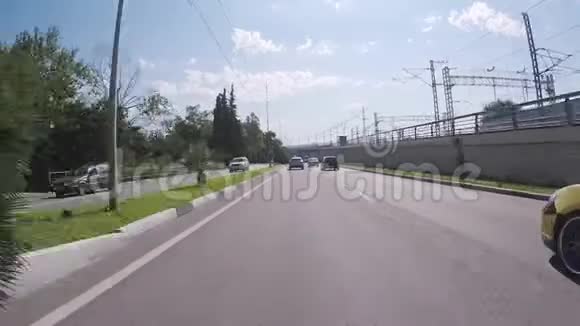 从索契铁路附近公路上的汽车上可以看到场景俄罗斯克拉斯诺达尔地区视频的预览图