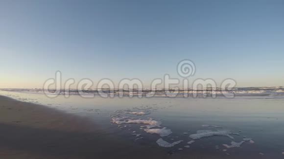 浪在海滩的岸边轻松冷静的语境意大利海滩和大海视频的预览图