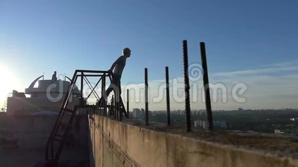 工业建筑上的高金属楼梯和上面的一个人视频的预览图