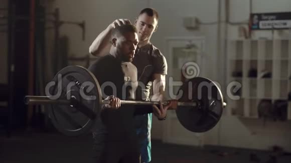 男子与杠铃运动交叉比赛视频的预览图