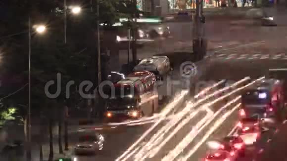 韩国首尔繁忙街道上夜间车辆通行的时间视频的预览图