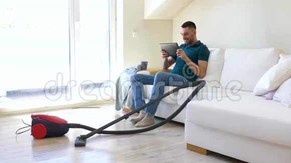 带平板电脑和家用吸尘器的人视频的预览图