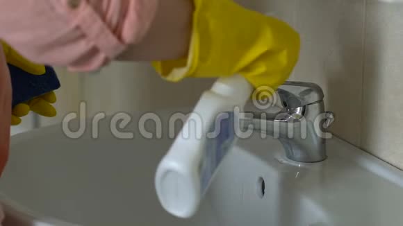 家庭主妇在水龙头上涂上洗涤剂希望去除铁锈和污渍值班视频的预览图