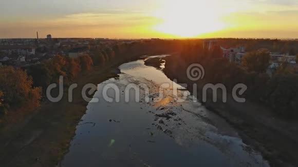 日落时分乌日戈罗德乌克兰河上空的惊人空中景观视频的预览图