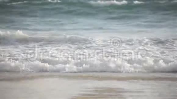 大型海浪冲击沙滩海岸长焦特写视频的预览图