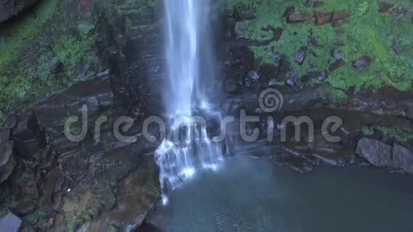 莫顿国家公园的贝尔莫尔瀑布是一个令人惊叹的瀑布视频的预览图