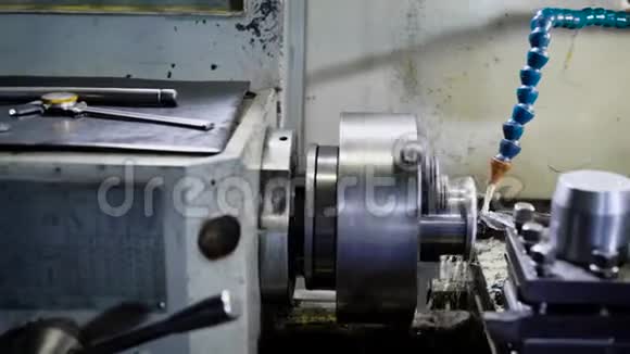 数控车床车削机切割金属螺纹部分高精度数控加工理念视频的预览图
