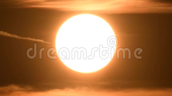 日落时太阳的近景视频的预览图