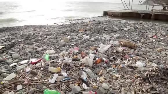 海滩和海上的塑料瓶黑海图阿普什俄罗斯视频的预览图