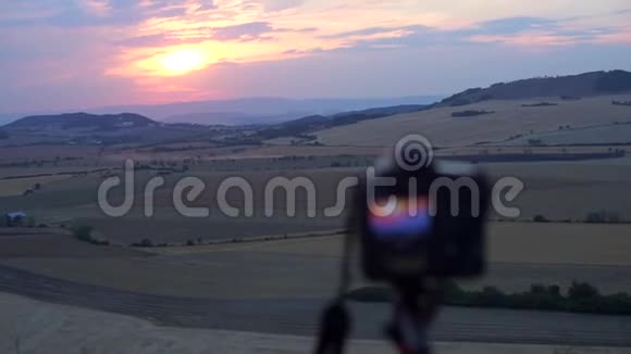在摄像机的背景下群山中的日落视频的预览图