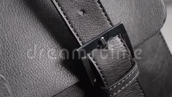 一个女性手提包的细节黑色天然或人造皮革视频的预览图