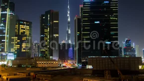 迪拜市中心商务湾摩天大楼的夜晚时光流逝视频的预览图