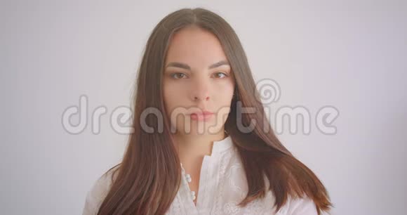 年轻漂亮的白种人女学生用白色背景相机拍摄的特写照片视频的预览图