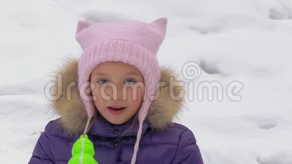 冬天在雪地森林里散步的一个会说话的女孩视频的预览图