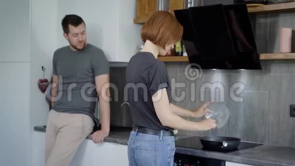 女人和男人一起做早餐视频的预览图