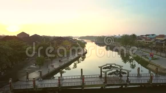 黎明时分在海安河大桥上空飞行视频的预览图