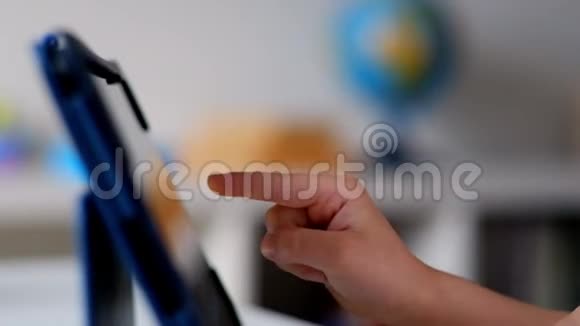 儿童的手玩平板电脑视频的预览图