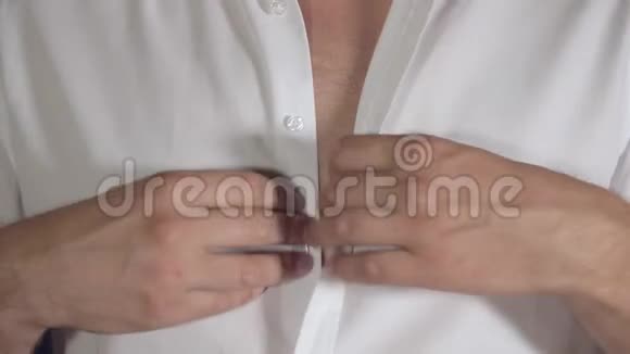 男士手扣白色衬衫上的纽扣视频的预览图