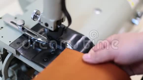 人在皮滑机上工作用于将皮革的边缘倾斜并将皮条分割成各种厚度以便视频的预览图