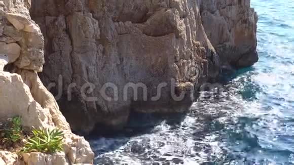 夏天的海浪和岩石亚得里亚海马卡斯卡克罗地亚视频的预览图