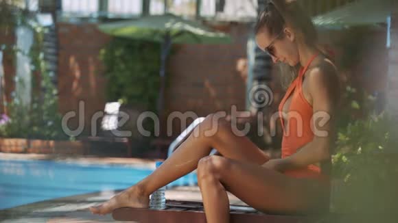 酒店度假村带遮阳伞的少女抹黑腿视频的预览图