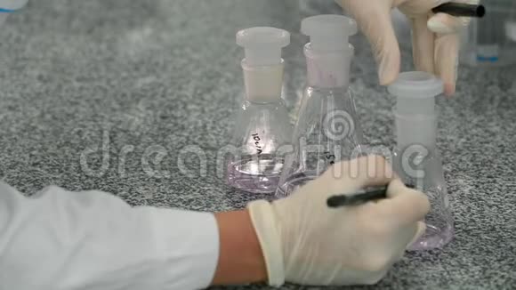 科学家用液体标记烧瓶视频的预览图
