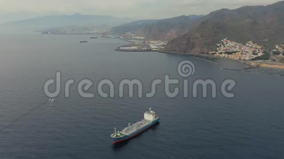 度假胜地和山区的平静港口的上景油轮视频的预览图
