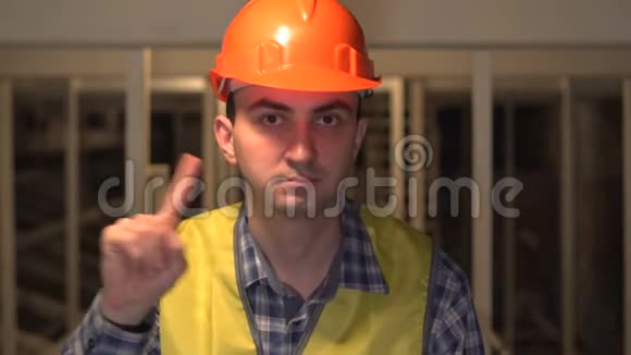 在建筑工地上工人工程师或建筑师挥舞着手指拒绝视频的预览图